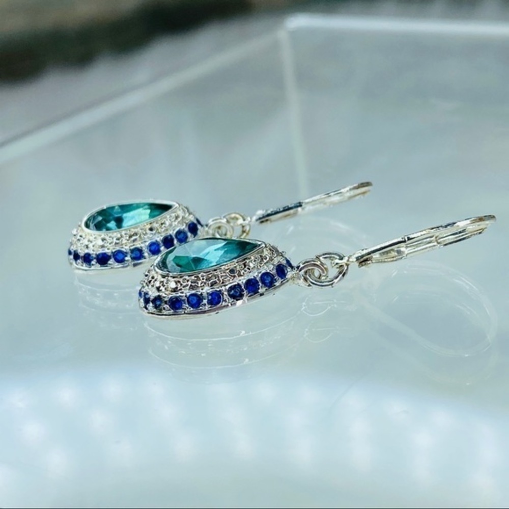 FANCY AFFAIR EARRINGS- Blue AVON - Picture 3 of 9